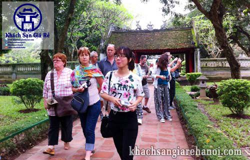 khách du lịch đến Hà Nội - khachsangiarehanoi.com